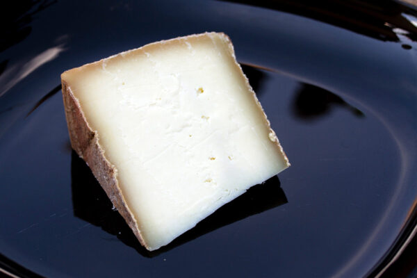 fetta di formaggio vista dall'alto su piatto nero