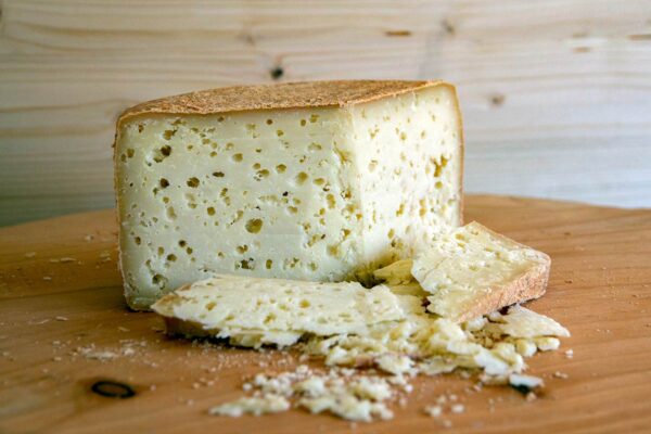 formaggio-di-pecora-stagionato-sette-mesi-forma-aperta-briciole